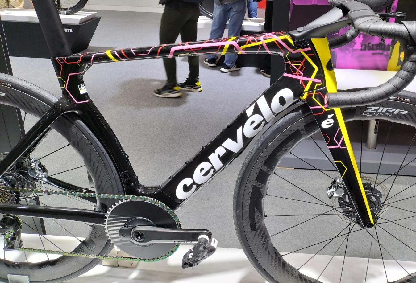 The team's success reached new heights in 2023 when they completed a clean sweep of Grand Tour victories. To celebrate this, Cervélo created a special colourway which provides a nod to this success, with the yellow, pink and red jerseys of the three Grand Tours all represented 