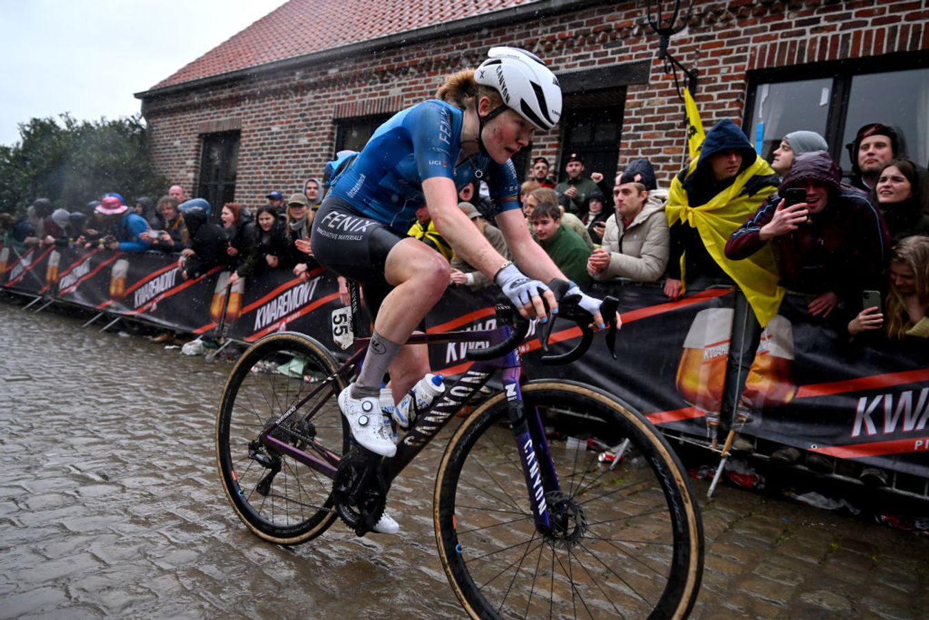 Puck Pieterse tackles the cobbles of the Tour of Flanders with the help of the Canyon Ultimate