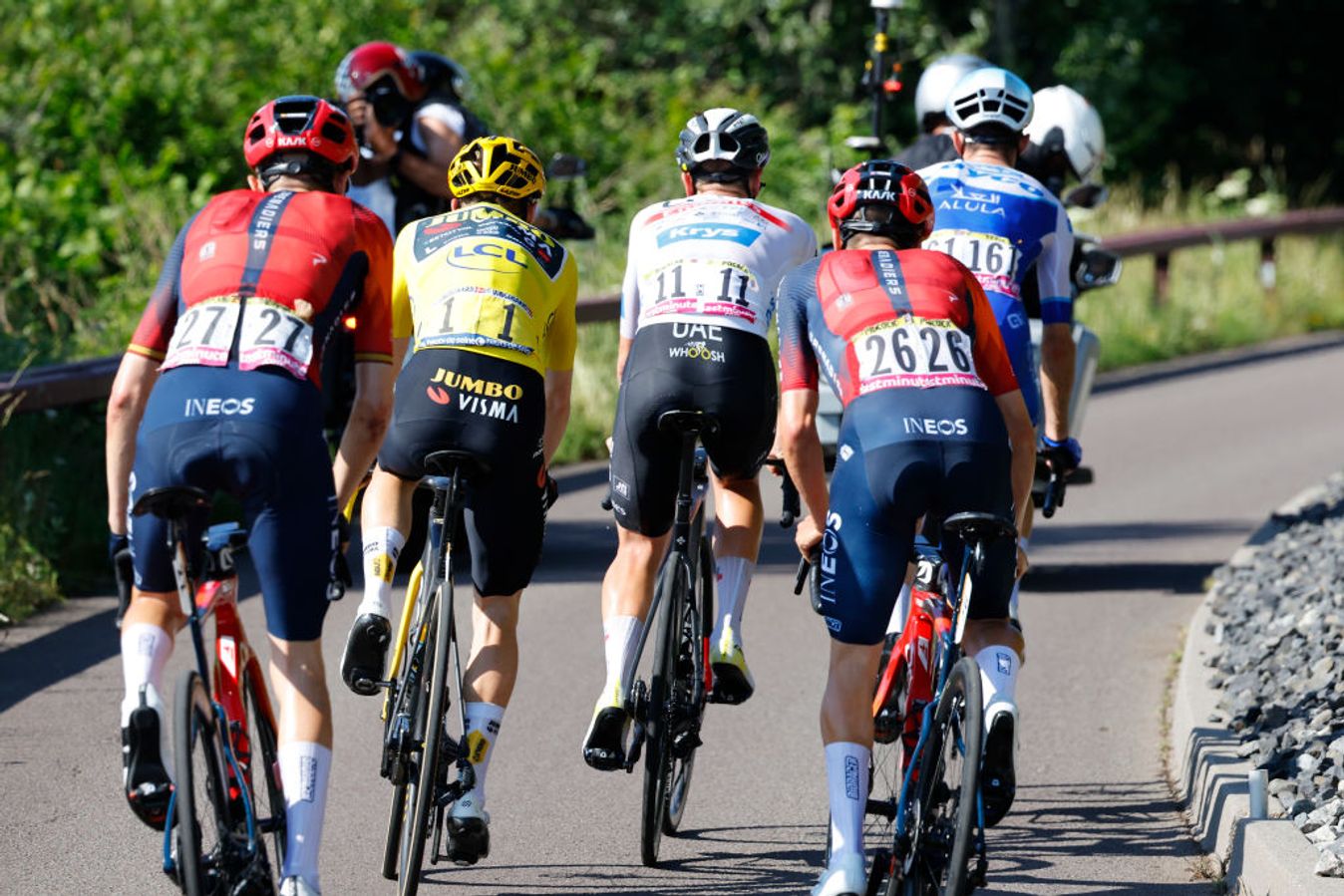 Tom Pidcock (right) follows the best GC riders in the world at the 2023 Tour de France