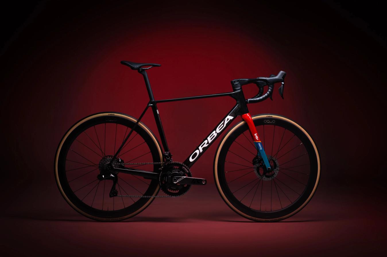The Orca lightweight bike the team have at their disposal is mostly black with team branding only present on the fork leg