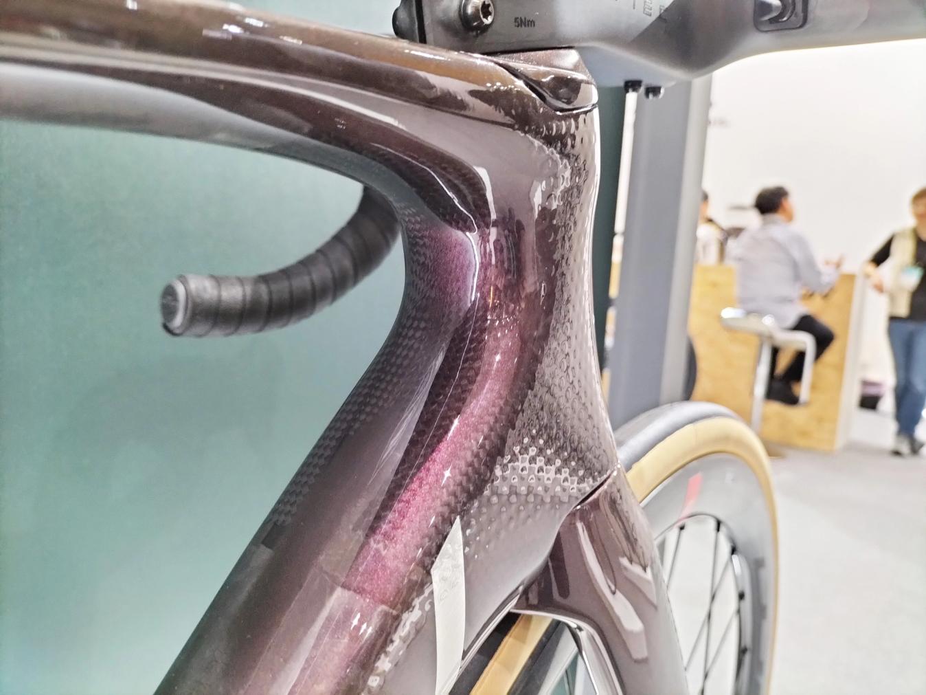 Beyond its climbing ability, the bike also has some unique aero features, like these dimples that can be found on the head and seat tubes. This is designed to mimic the texture of a golf ball and is called 'Vortex Tubing Technology'