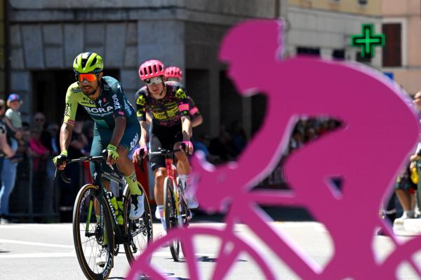 Dani Martínez eyeing up pink on stage 8 of the Giro d'Italia