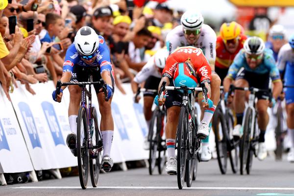 Caleb Ewan (Lotto Dstny) appeared the faster of the pair, but Jasper Philipsen (Alpecin-Deceuninck) benefitted from Mathieu van der Poel’s slingshot