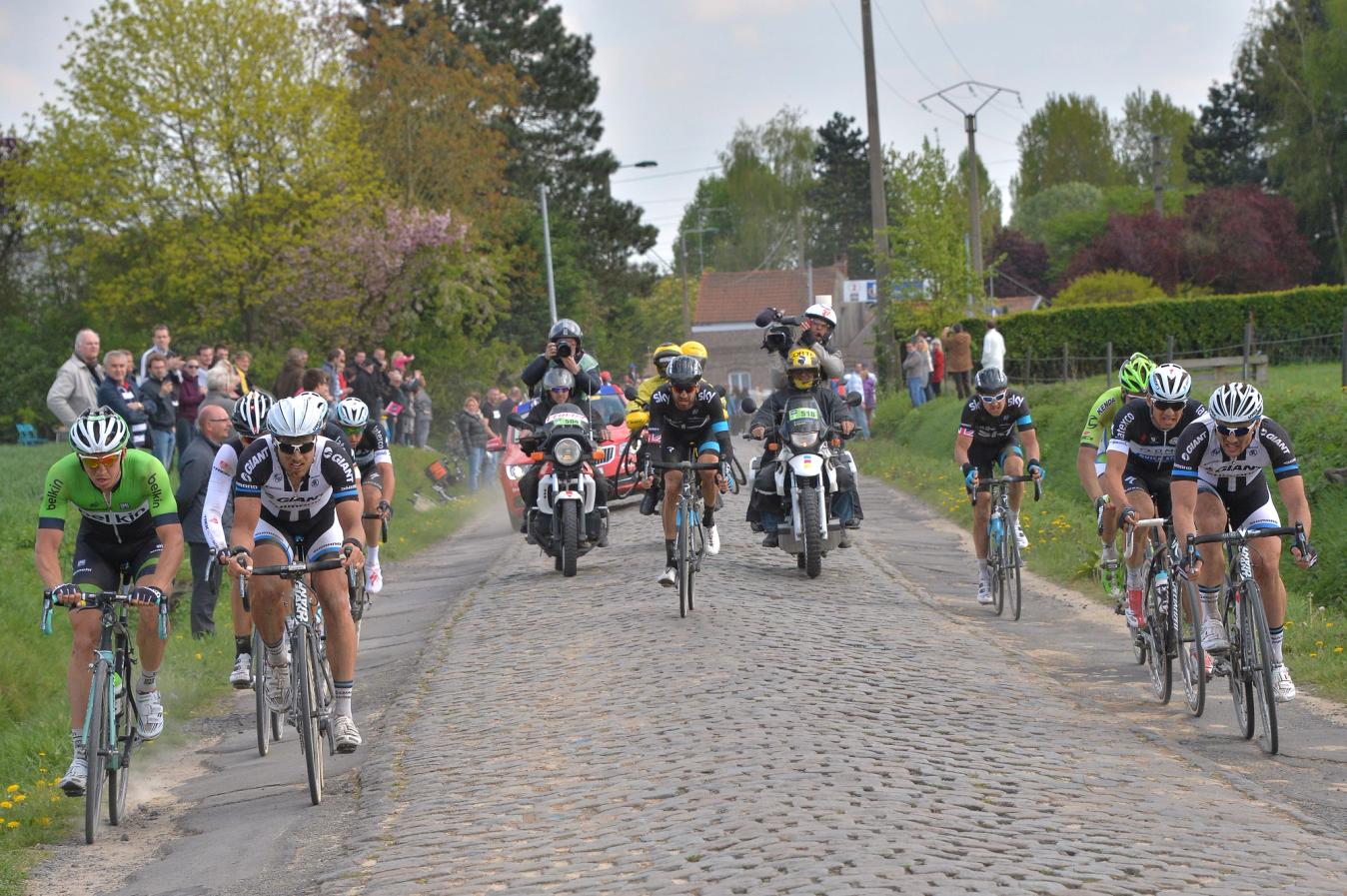 Bradley Wiggins and Geraint Thomas following the moves in Paris-Roubaix in 2014