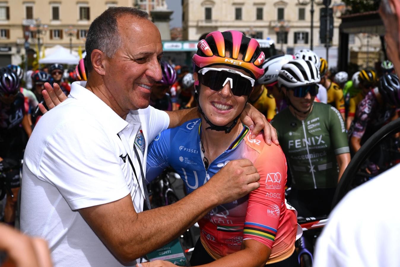 Marta Bastianelli celebrates the end of her career at the Giro d'Italia Donne alongside Cordiano Dagnoni of the Italian Cycling Federation 