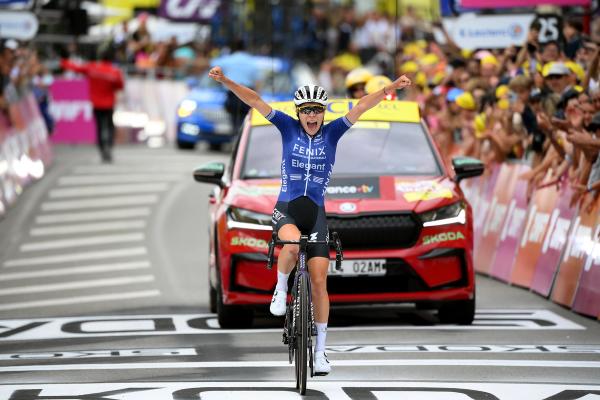 Yara Kastelijn (Fenix-Deceuninck) celebrating victory on stage 4 of the Tour de France Femmes avec Zwift