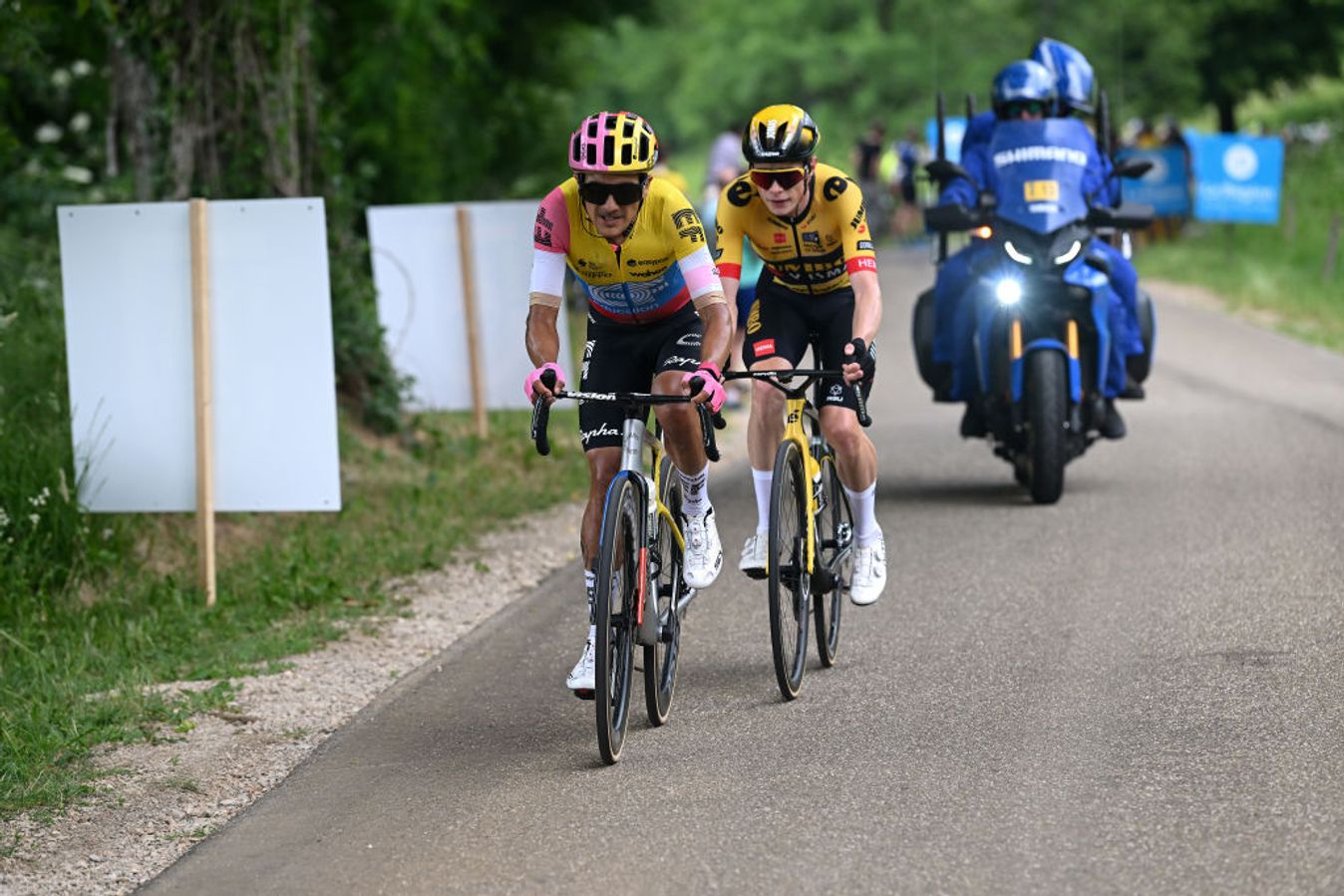 Richard Carapaz and Jonas Vingegaard on the attack at the 2023 Critérium du Dauphiné