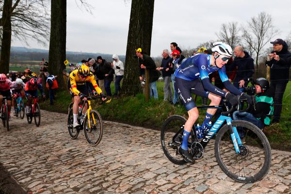 Matteo Jorgenson puts Jumbo-Visma’s Nathan Van Hooydonck under pressure at the Tour of Flanders