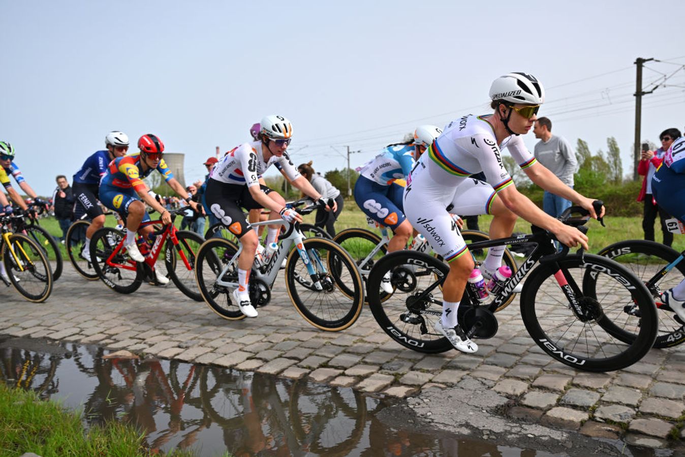 The leaders rode a hard pace over the cobbles throughout the race