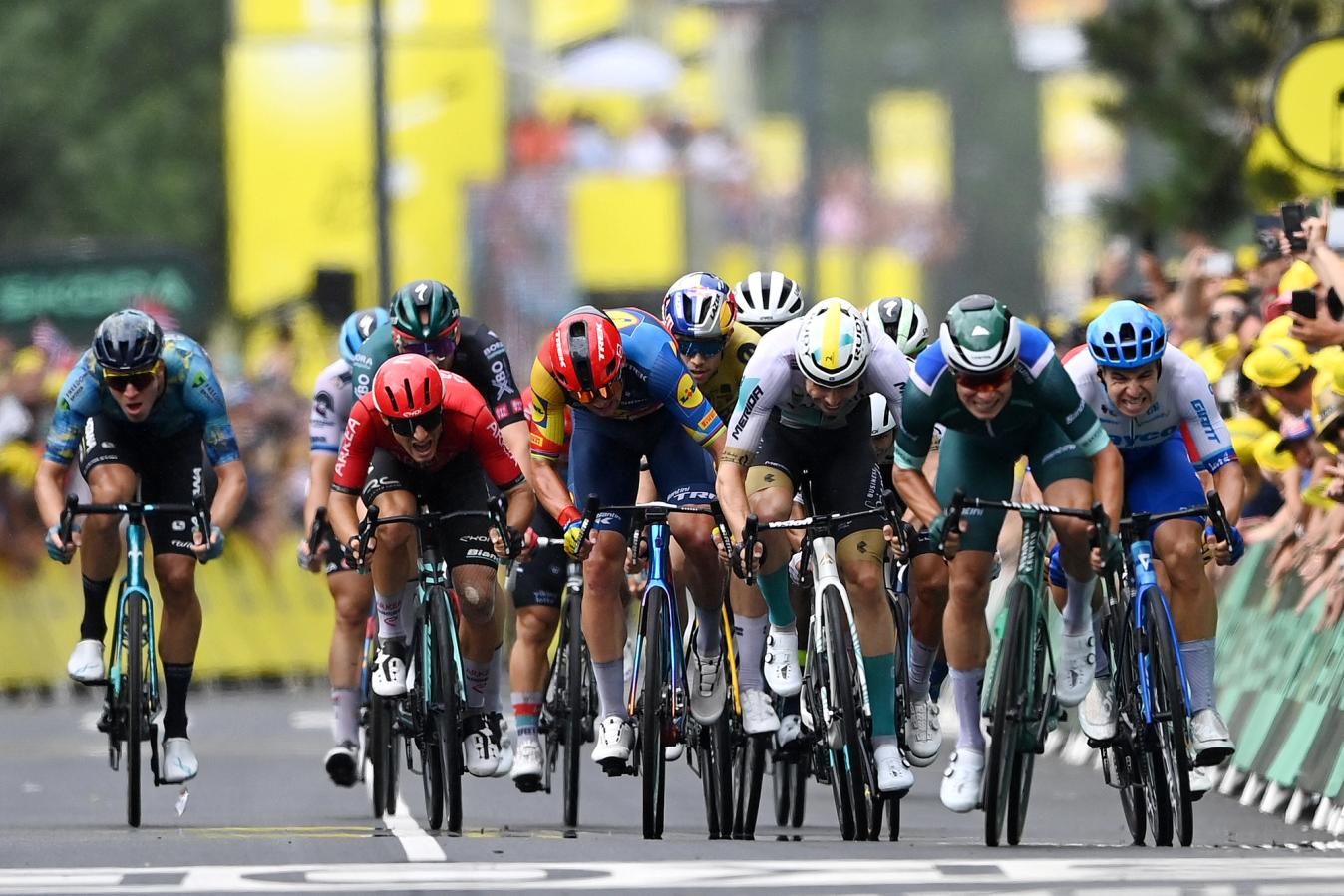 The best sprinters at full pelt during a Tour de France stage finale 