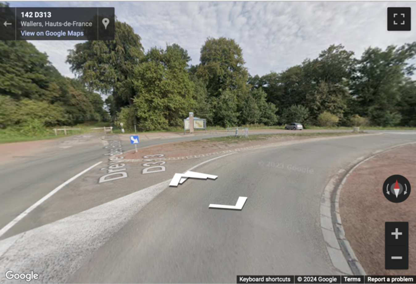 This traffic median is the centrepiece to the chicane with the course routing around the elevated island