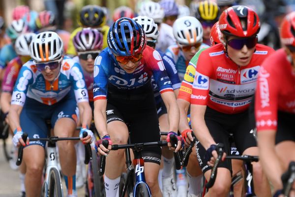 Évita Muzic was closely matched with Demi Vollering at the Vuelta Femenina