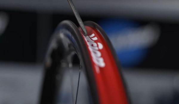Position the tyre in the centre of the rim to create extra slack.