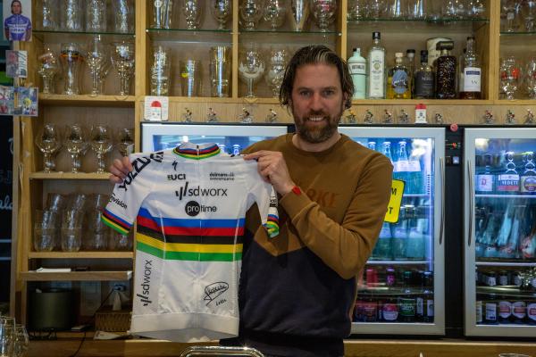 Frederik Penne proudly holds his Lotte Kopecky World Championships jersey