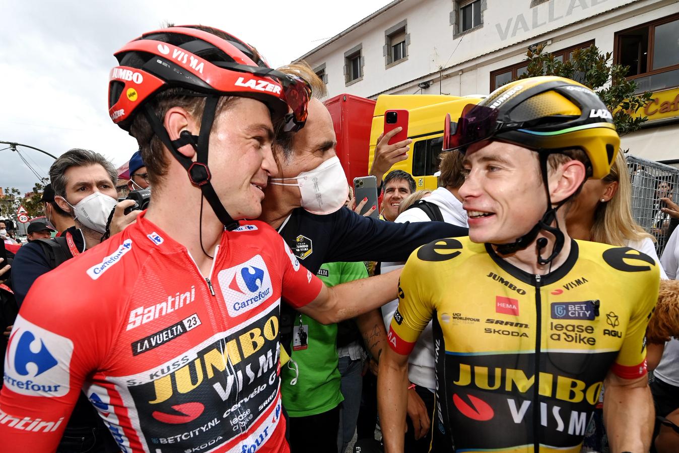 Kuss and Vingegaard after the American clinched the Vuelta victory