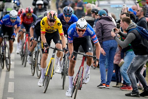 Wout van Aert responds to an attack from Mathieu van der Poel in the 2023 edition of Paris-Roubaix