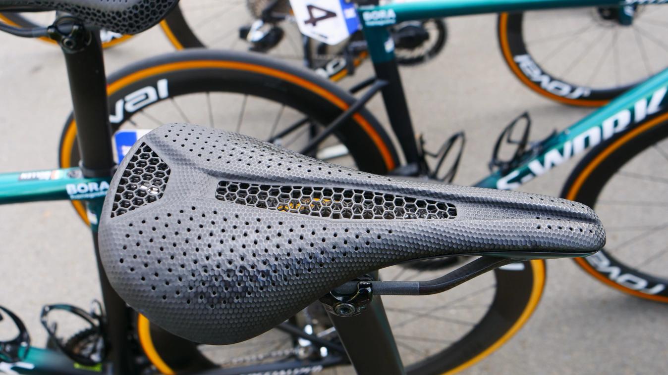 The saddle has been manufactured using the brands 'Mirror' 3D-printing technology