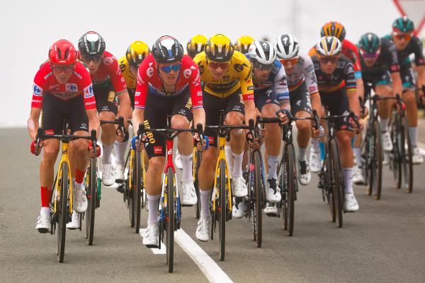 Dylan van Baarle works in the crosswinds for Jumbo-Visma at the Vuelta a España