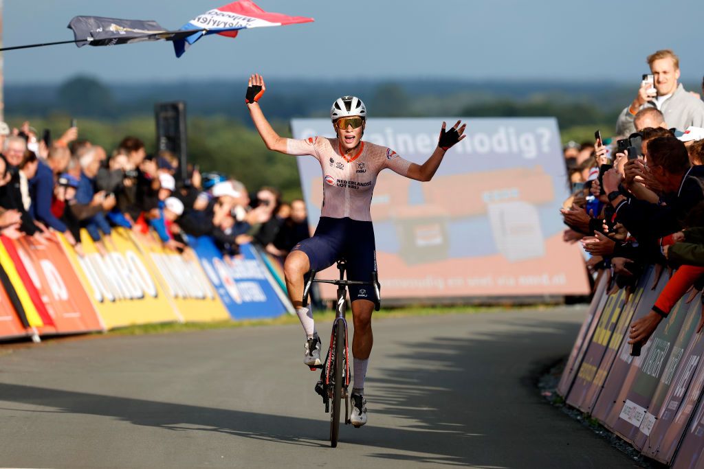 European Championships Women s Road Race Mischa Bredewold takes