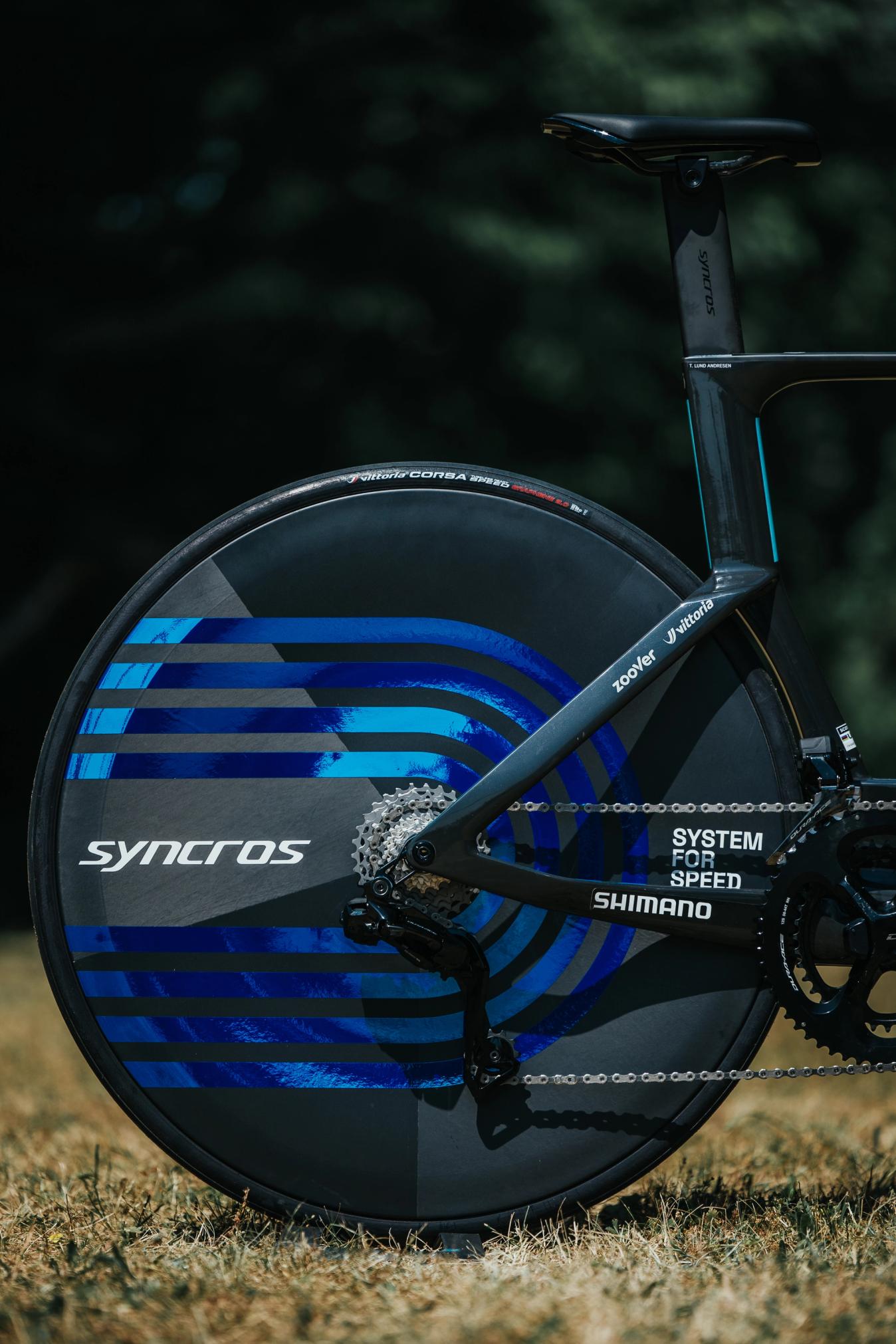 Syncros have custom-designed the rear disc wheel.