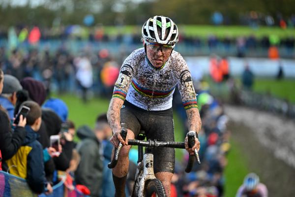 Fem van Empel was unstoppable in the mud of France on Sunday