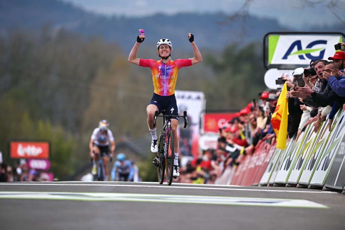 Demi Vollering winning the 2023 Flèche Wallonne