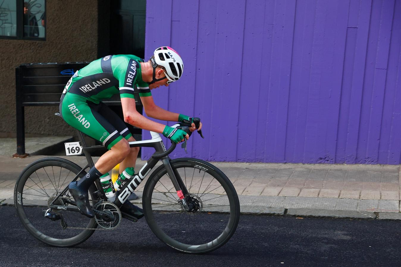 Darren Rafferty's hopes in the World Championships U23 Road Race were scuppered by a crash in Glasgow