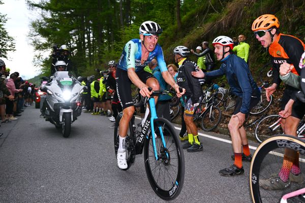 Ben O'Connor scrambles to limit his losses after going into the red on stage 2 of the Giro d'Italia