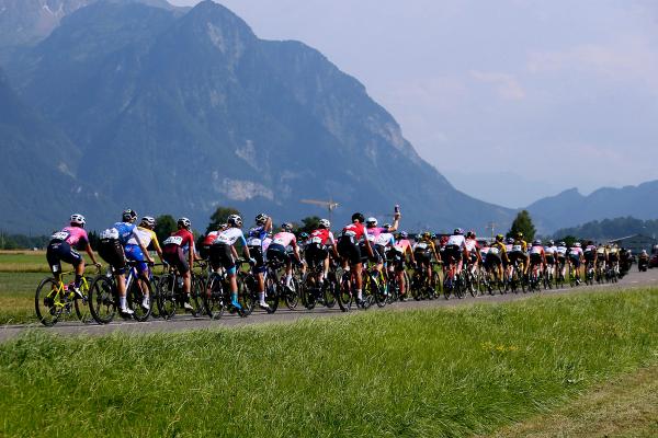 The peloton heads through the Swiss countryside in the 2023 Tour de Suisse Women.