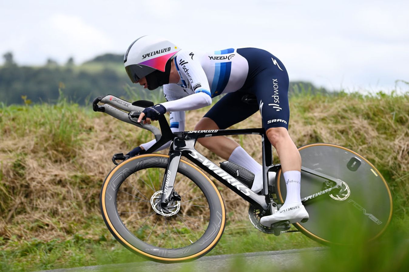 Marlen Reusser en route to victory in the Tour de France Femmes time trial