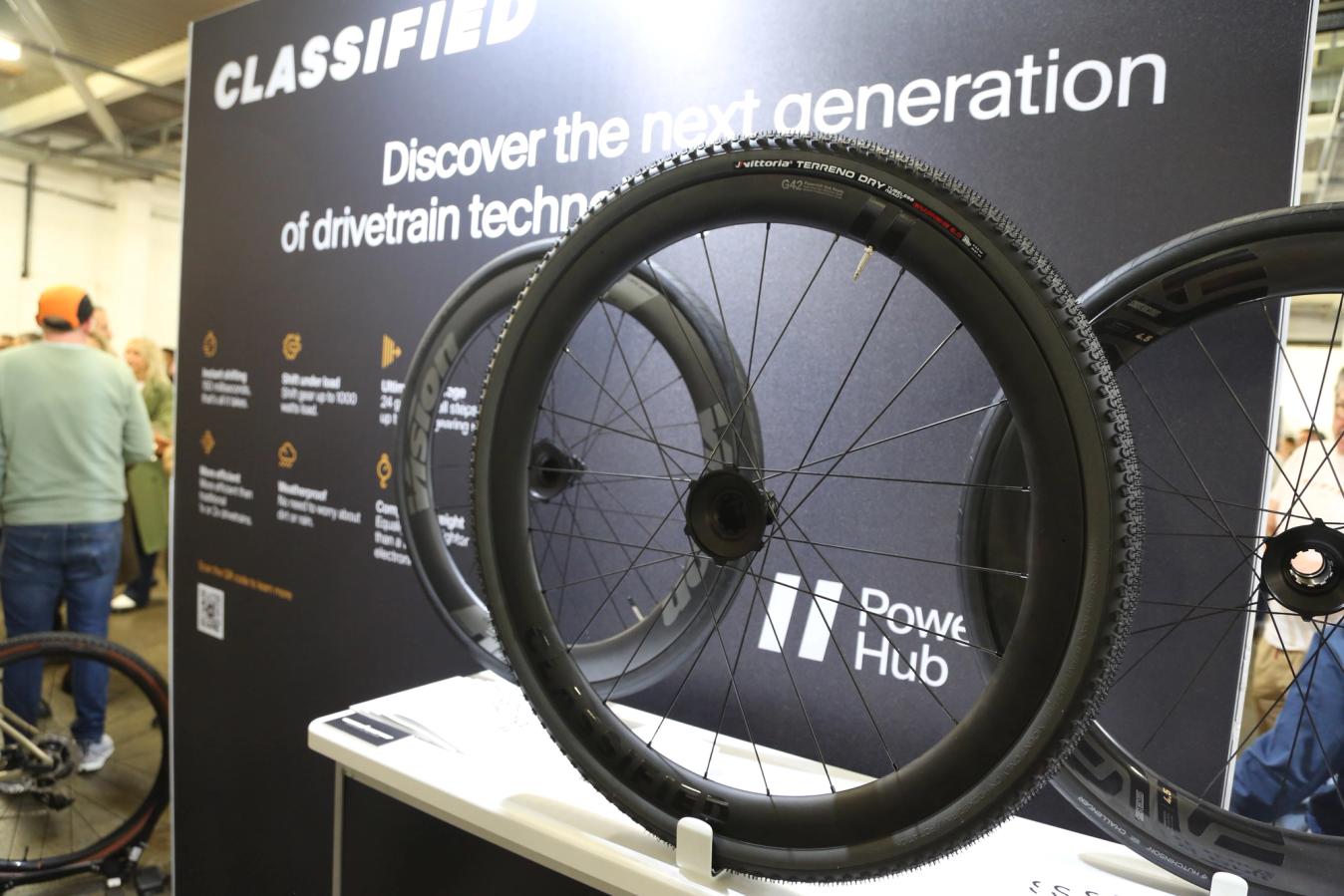 The G42 uses the same hub as the road wheelset but with a gravel-specific rim