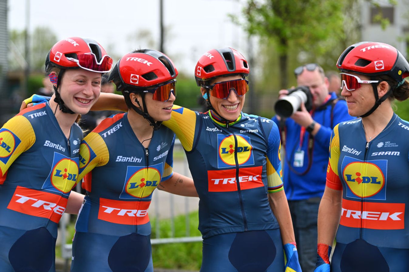 Elynor Backstedt, Ilaria Sanguineti, Elisa Balsamo and Lauretta Hanson look relaxed ahead of the race