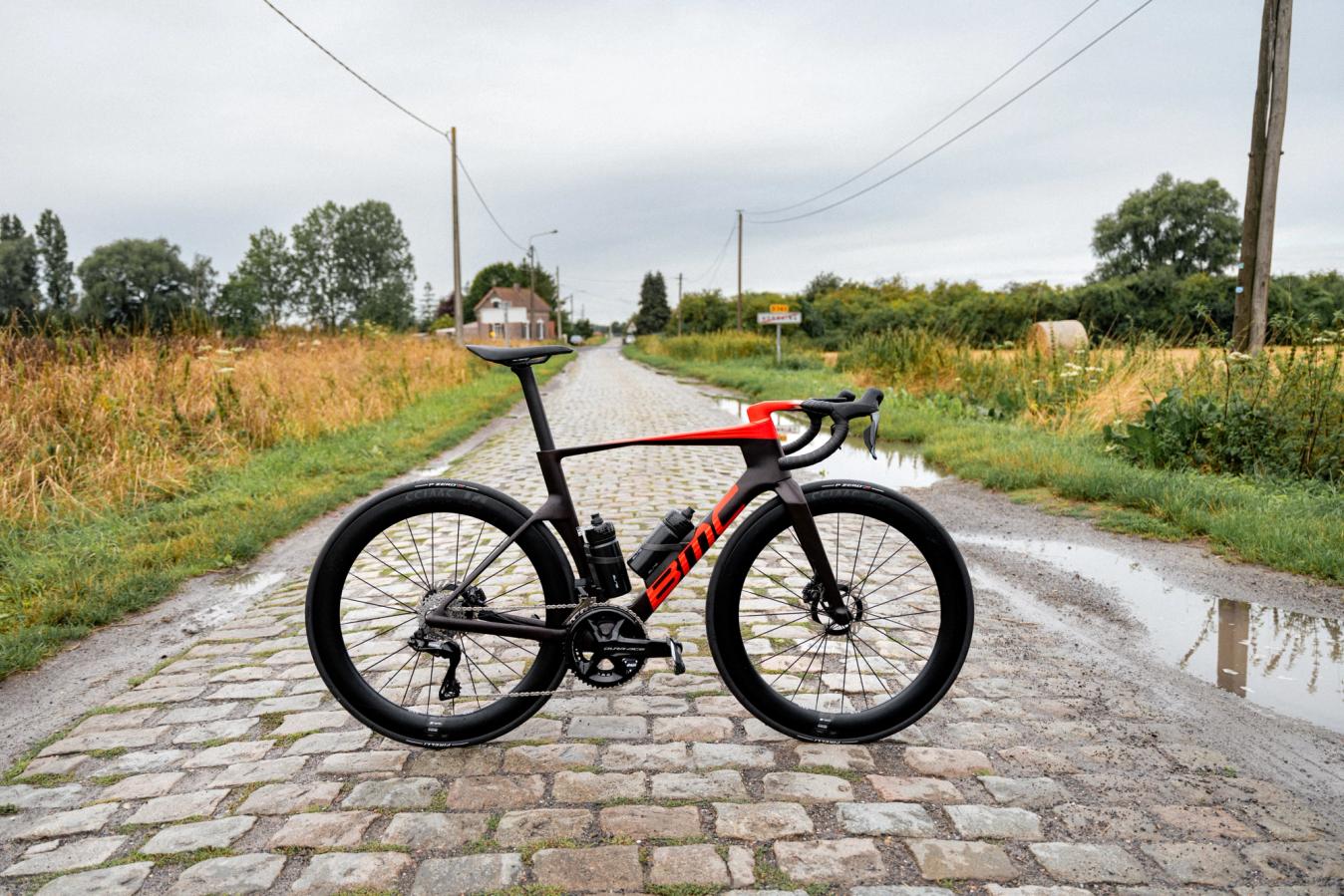 BMC has designed the bike to blend aerodynamics and lightweight with the Teammachine R