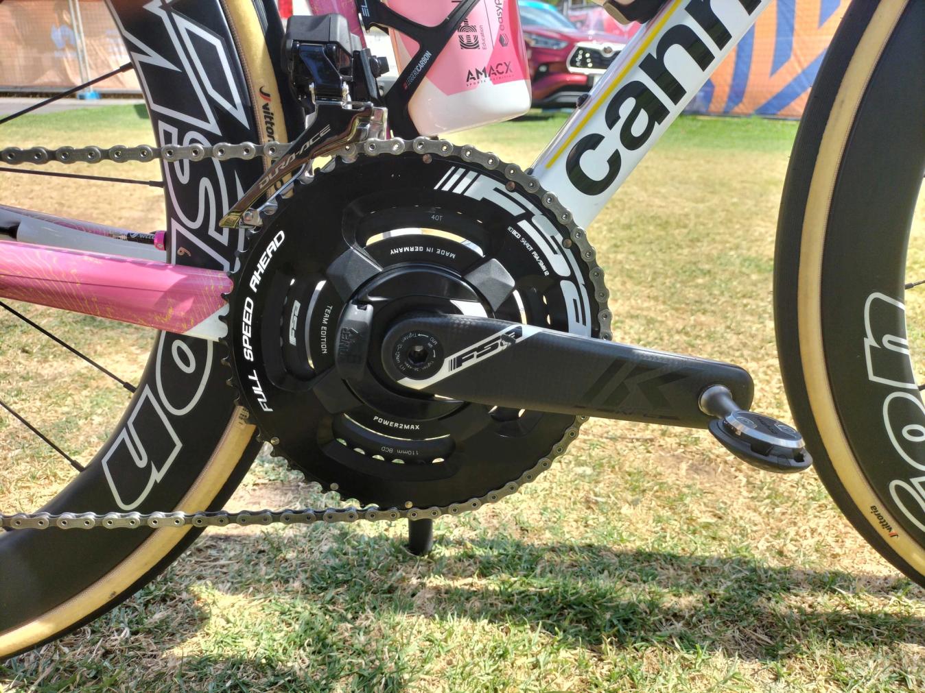 A Shimano Dura-Ace groupset was paired with a FSA Powerbox crankset