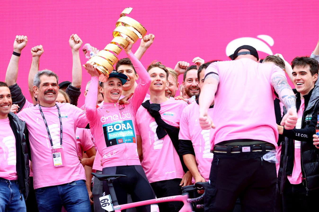Ralph Denk (left) alongside Jai Hindley after his success at the 2022 Giro d'Italia