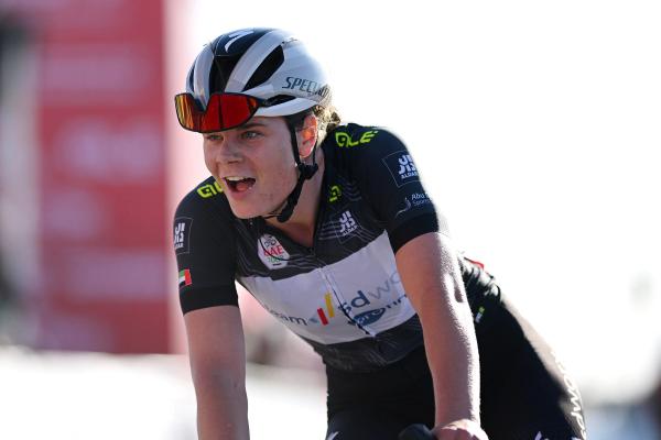 Lotte Kopecky was overjoyed at the finish, after Neve Bradbury pushed her to the limit