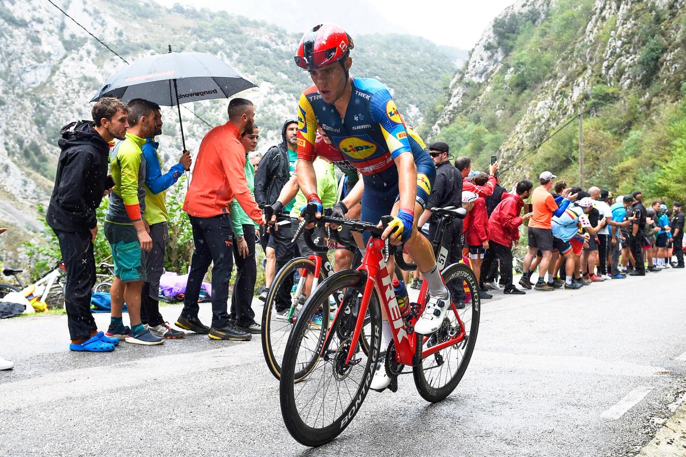 Juan Pedro López climbs in the Vuelta a España 2023