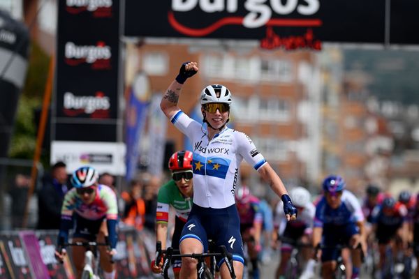 Lorena Wiebes celebrates victory on stage 1 of the Vuelta a Burgos Féminas.
