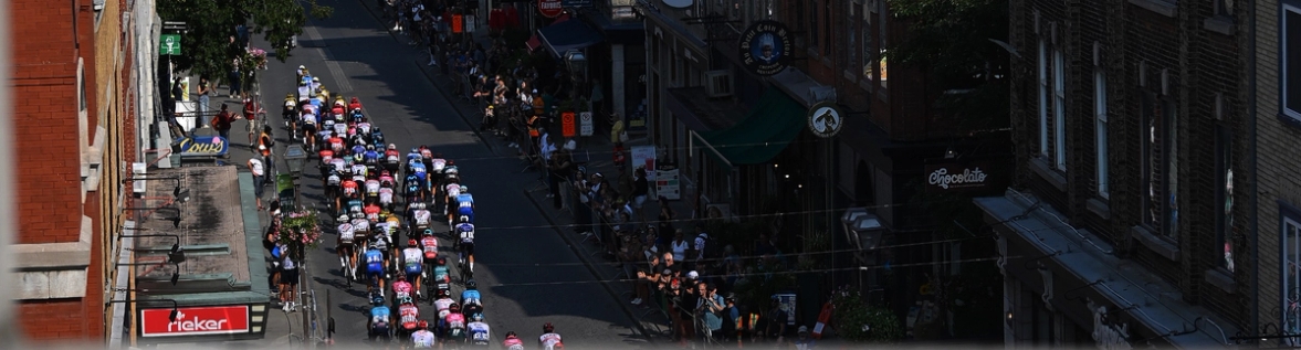 The peloton races through the streets of the 2022 GP Québec