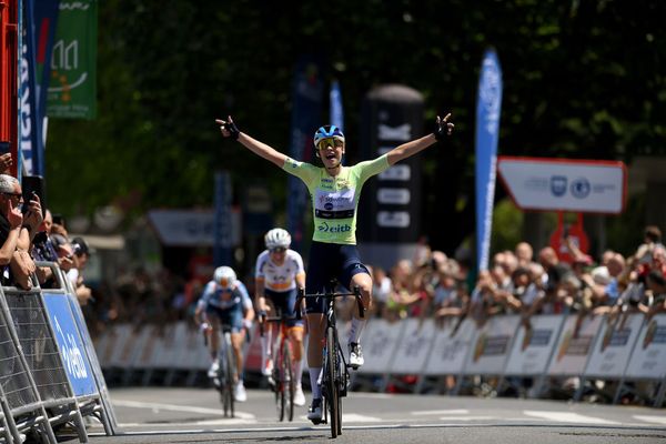 Mischa Bredewold celebrates victory on stage 2 of Itzulia Women