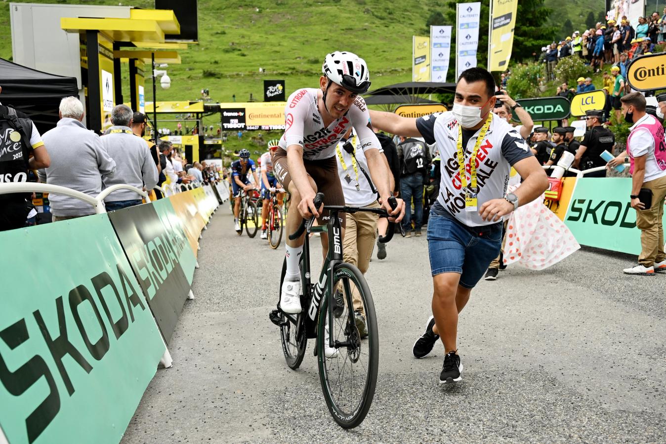 Ben O’Connor rues more lost time at the end of stage 6
