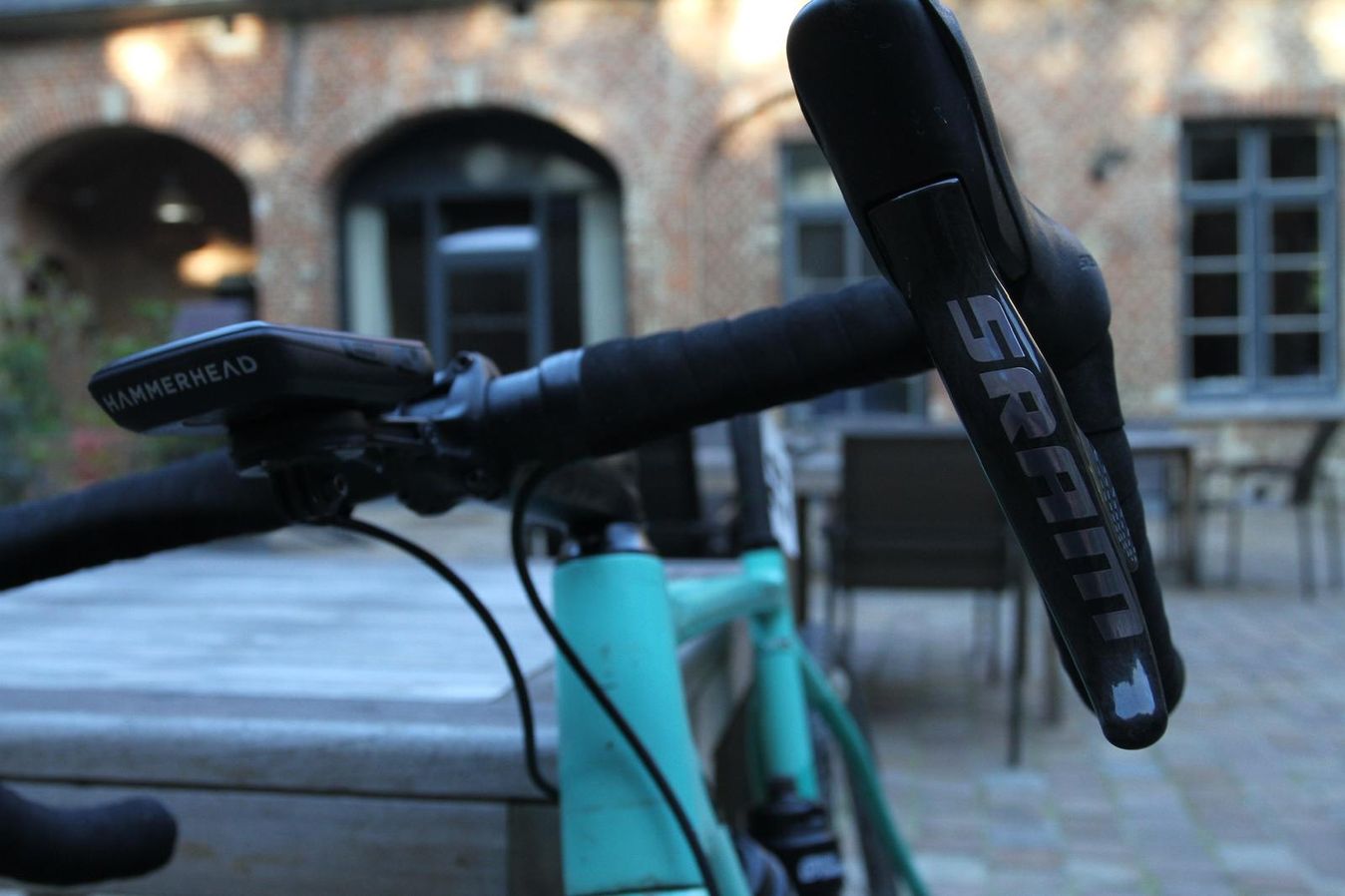 The SRAM-owned company Hammerhead finish off the bike with the Karoo 2.0 head unit 