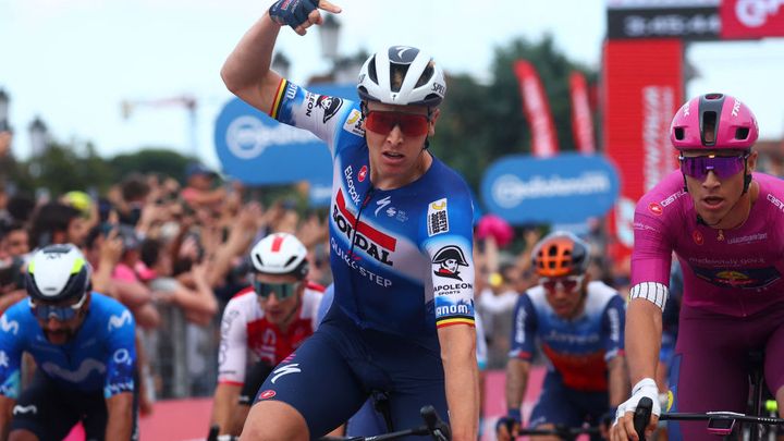 Tim Merlier wins the final sprint at the Giro d'Italia 2024