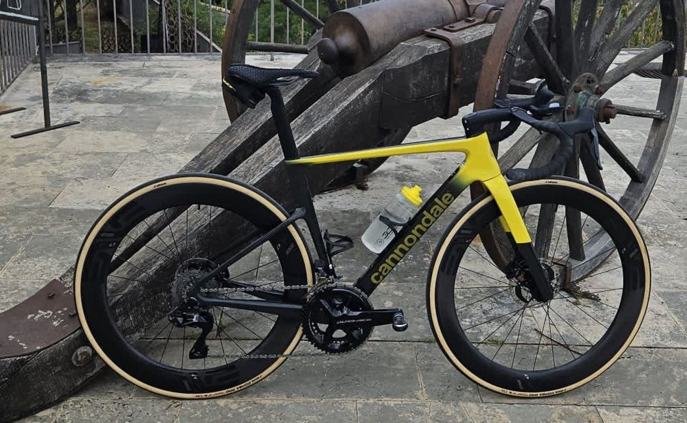 This Cannondale SuperSix Hi Mod is packed with tech, including a colour-coordinated water bottle
