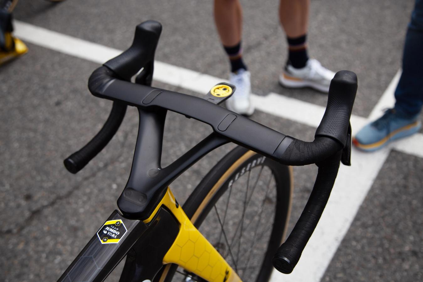 Like the frame, the handlebars stand out thanks to the unique stem