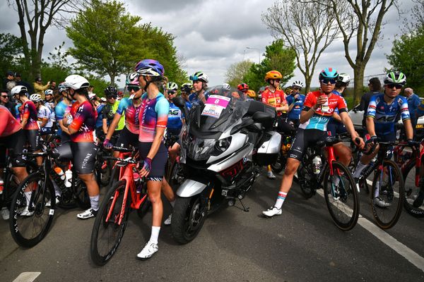 The stopped peloton in the women's Amstel Gold Race