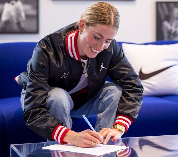 Demi Vollering signing her Nike contract