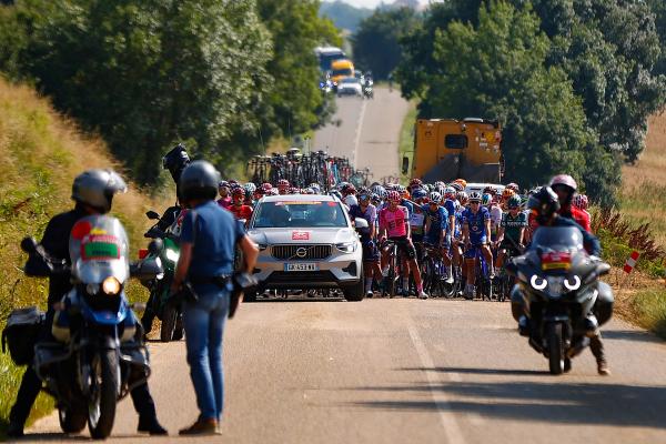The peloton stopped as a protest affects a the 2023 La Route d'Occitanie 