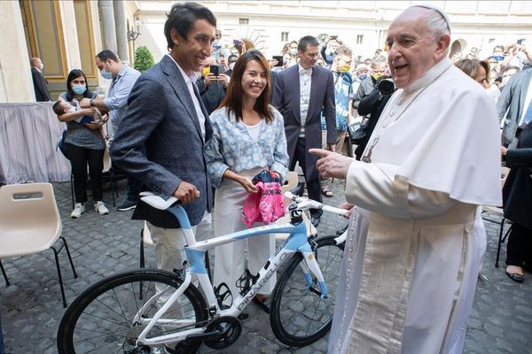 The Pope received the bike from Egan Bernal in 2021