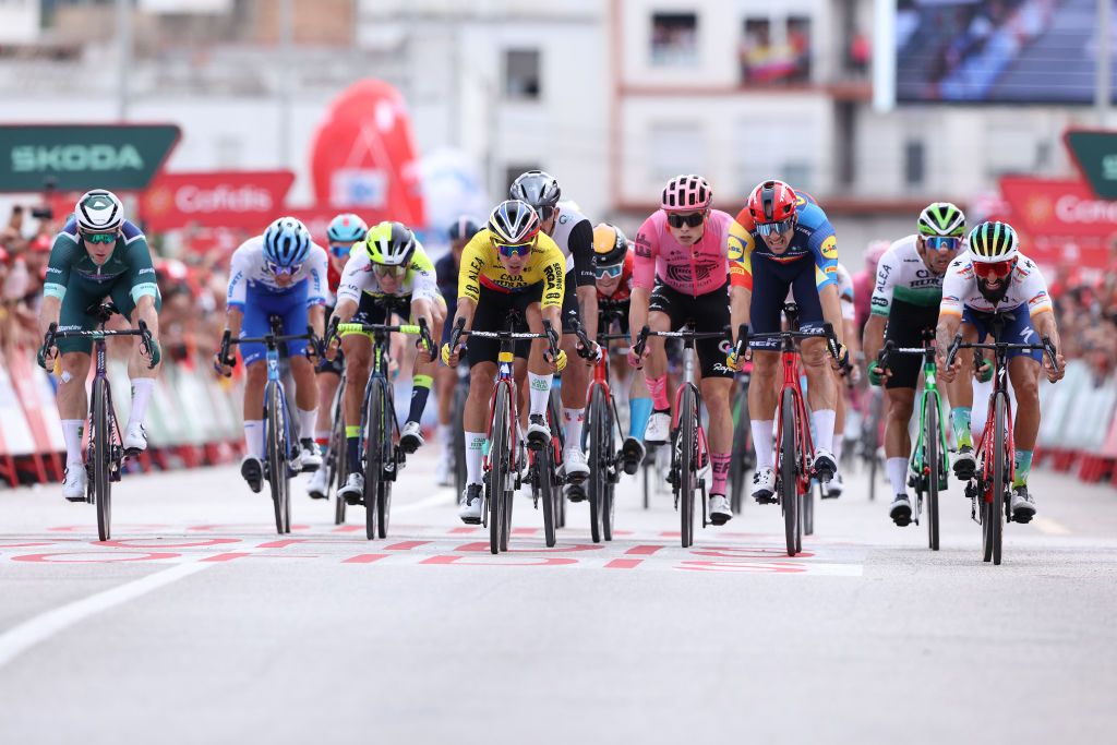 Vuelta a España stage 7: Geoffrey Soupe grabs surprise sprint victory | GCN